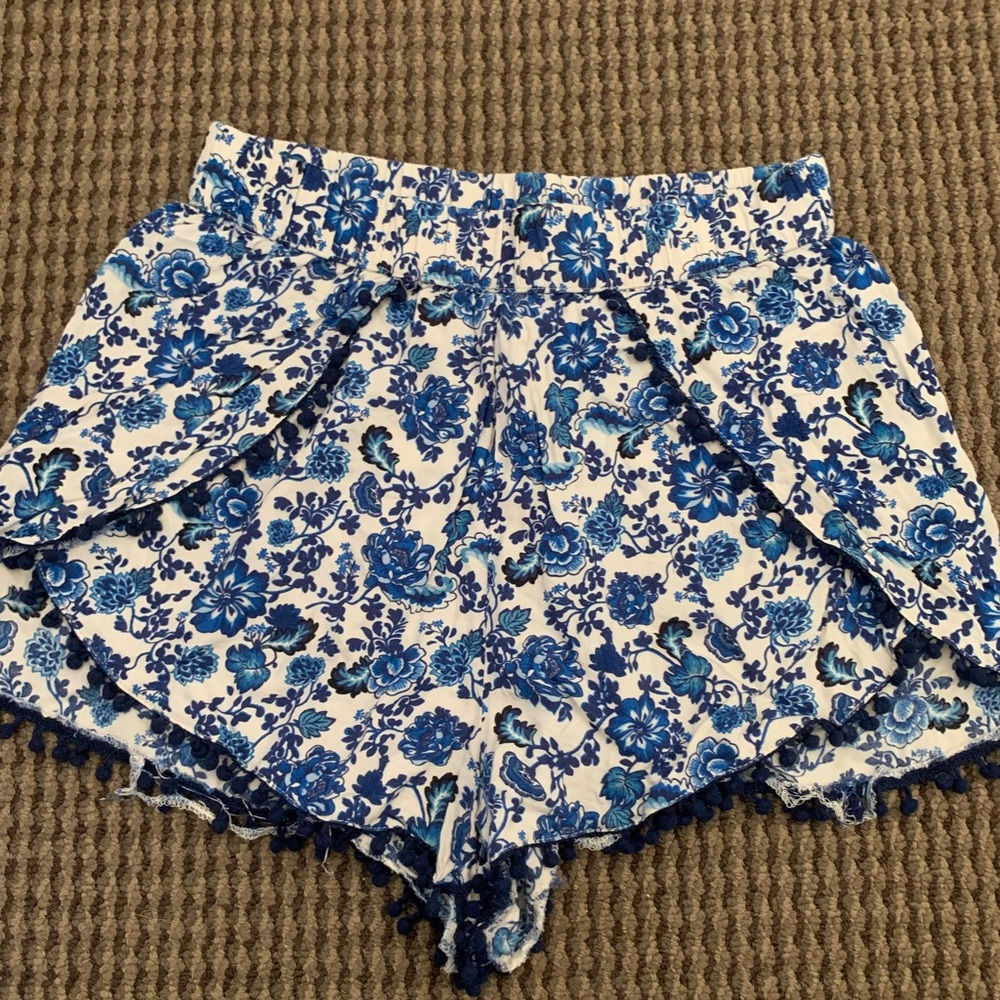 Divided (H&M) size 6 high waisted blue floral flowy shorts with open thigh